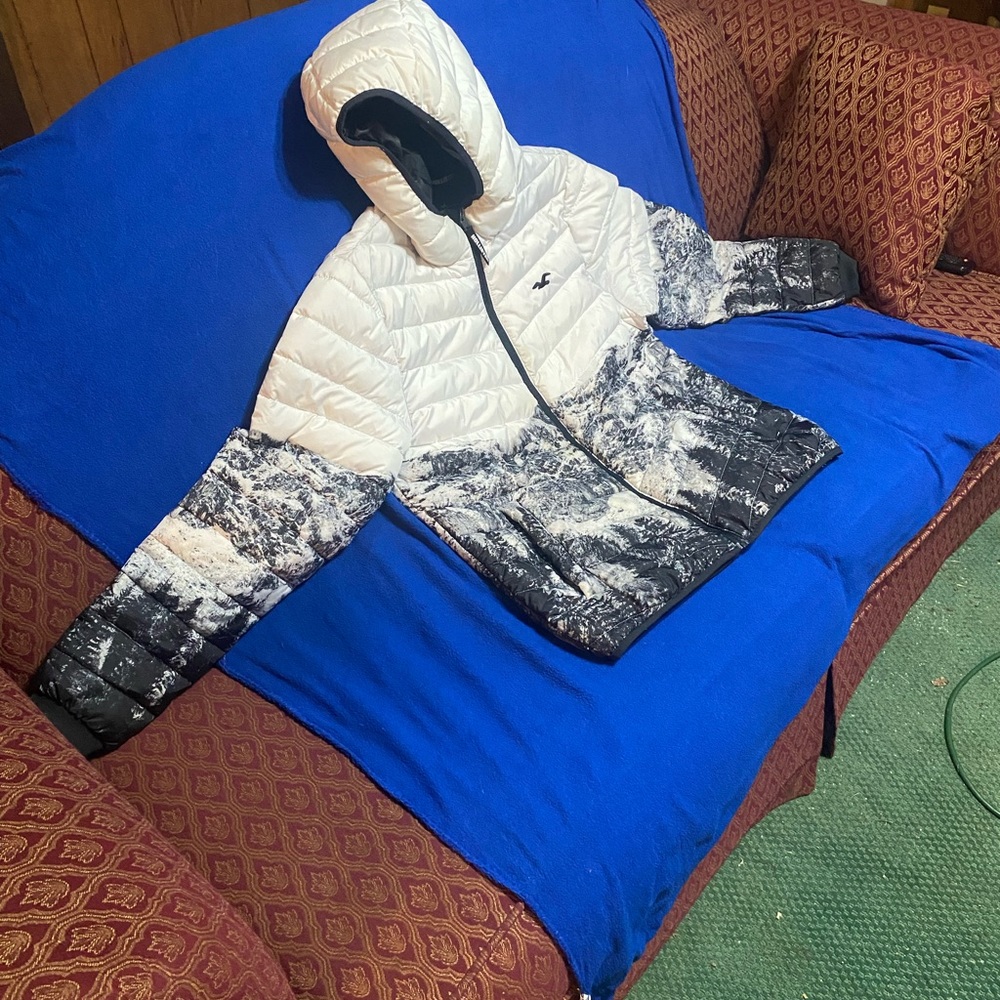 Hollister puffer coat size medium